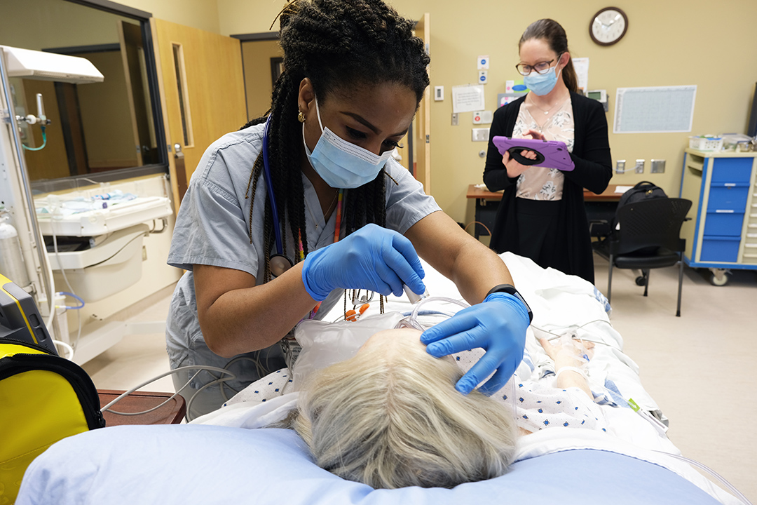 Third-year USask medical student Gift Madojemu participates in a simulation exercise facilitated by Shannon Koch, manager of the Dilawri Simulation Centre, in Regina. (Photo: Jana Al-Sagheer)