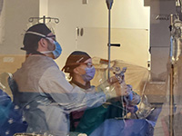 Surgeons perform mitral clip procedure.