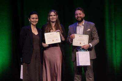 Dr. Hahn and Dr. Worobetz receive an award.