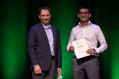 Dr. Shavadia receives an award.