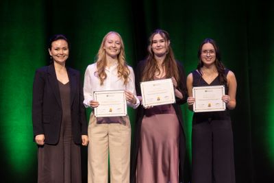 Dr. Lauriente and Dr. Worobetz receive an award.