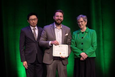 Dr. Hahn receives an award.