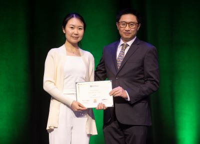 Dr. Cai receives an award.