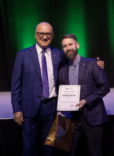 Dr. Pylypchuk receives an award.