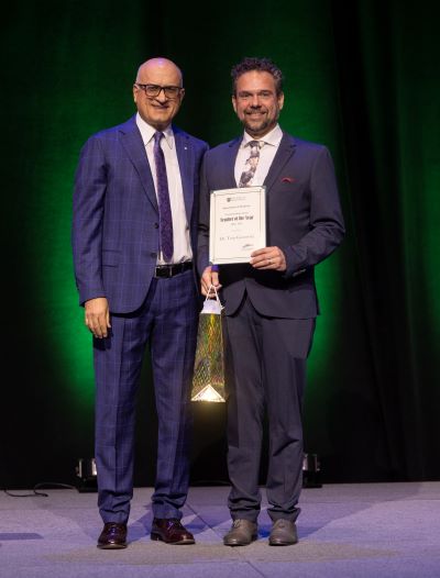 Dr. Guzowski receives an award.
