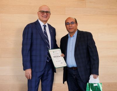 Dr. Bedi receives award.