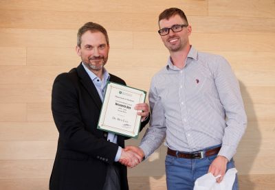 Dr. Leis receives award.