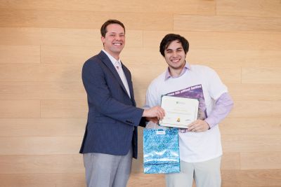 Dr. Kwok receives award.