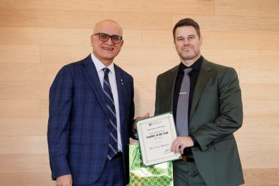 Dr. Hunter receives award.