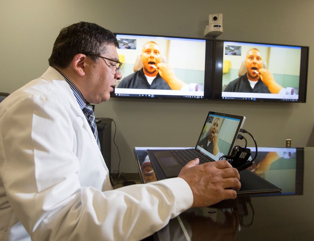 Dr. Mendez examines a virtual patient using Google Glass