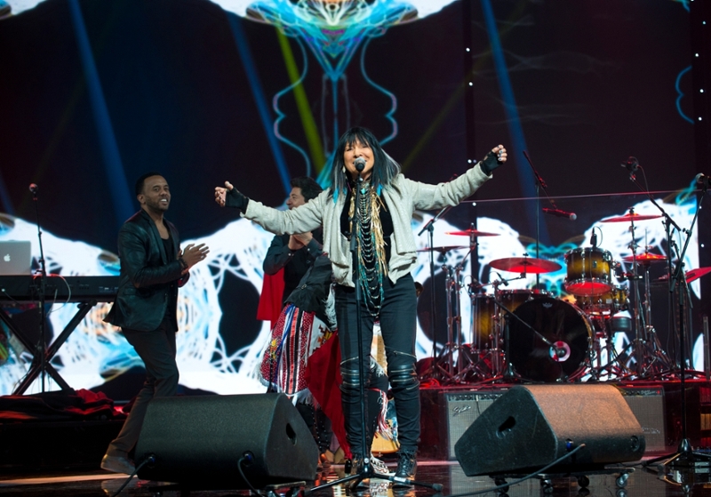 Buffy Sainte-Marie, OC, performs at the 2017 Indspire Awards ceremony. (2017 Indspire Awards)