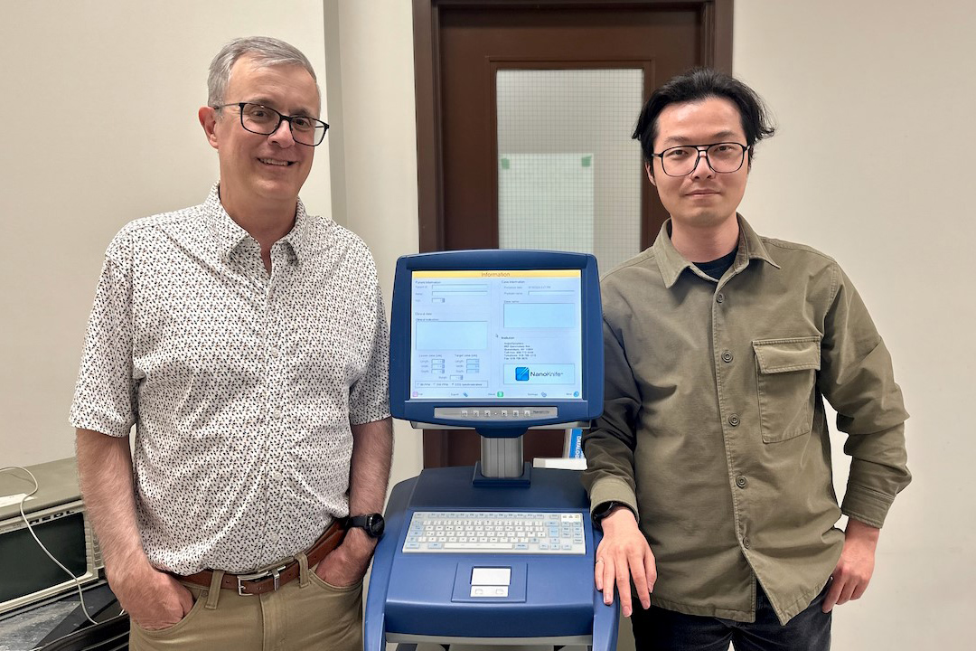 Dr. Mike Moser (left) and graduate student Yuyi Liu show off the University of Saskatchewan’s first NanoKnife, which is now used for research in conjunction with the College of Engineering. (Photo: Jennifer Quesnel)