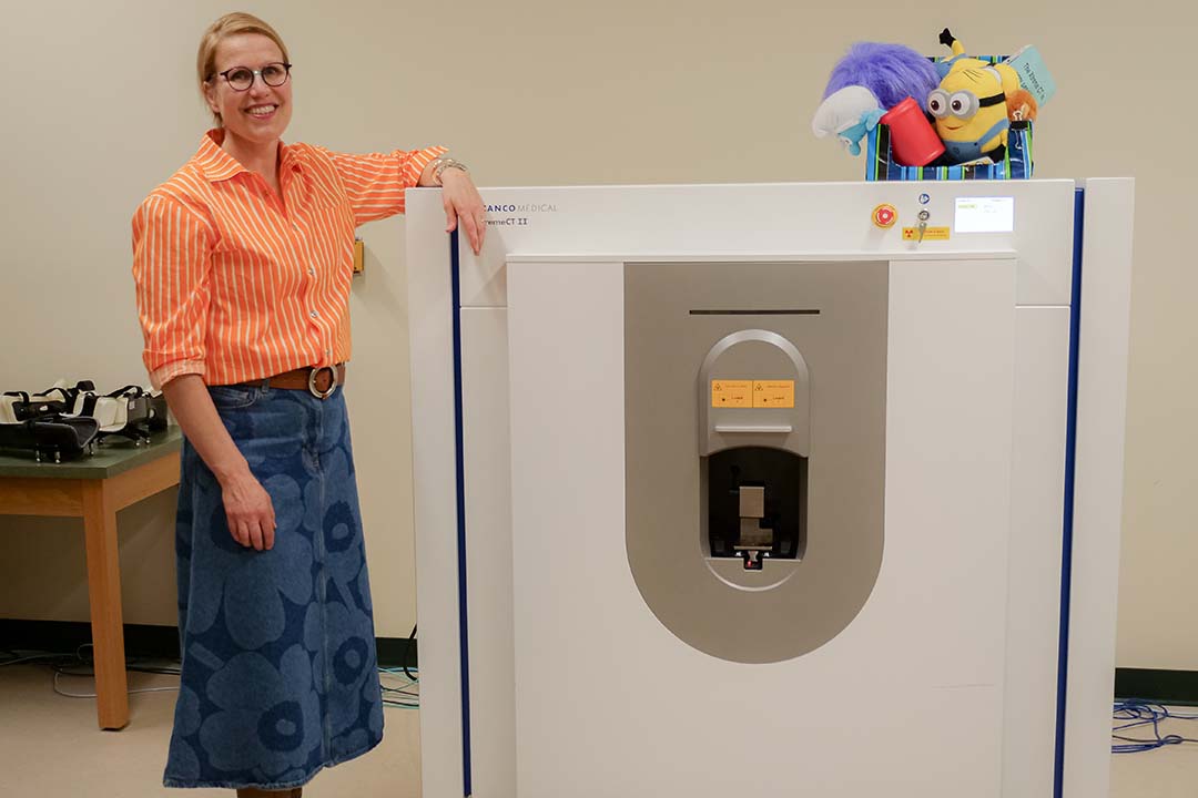 Dr. Sajia Kontulainen stands with a second-generation, high-resolution peripheral quantitative computed tomography (HR-pQCT-II) scanner secured by an investment from CFI-JELF (photo: Erin Matthews/USask) Dr. Sajia Kontulainen stands with a second-generation, high-resolution peripheral quantitative computed tomography (HR-pQCT-II) scanner secured by an investment from CFI-JELF (photo: Erin Matthews/USask)